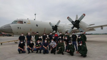 JMSDF P-3C 5071 with crew and Vietnamese workers at Tan Son Nhat IAP (photo: Japanese Embassy in Vietnam)