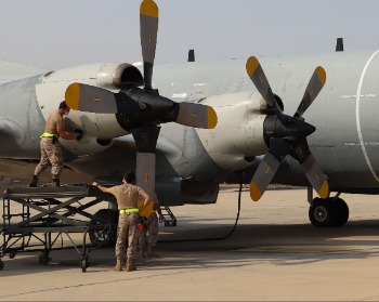 Spanish ground crew working on the P-3M at Djibouti (photo: SpAF)